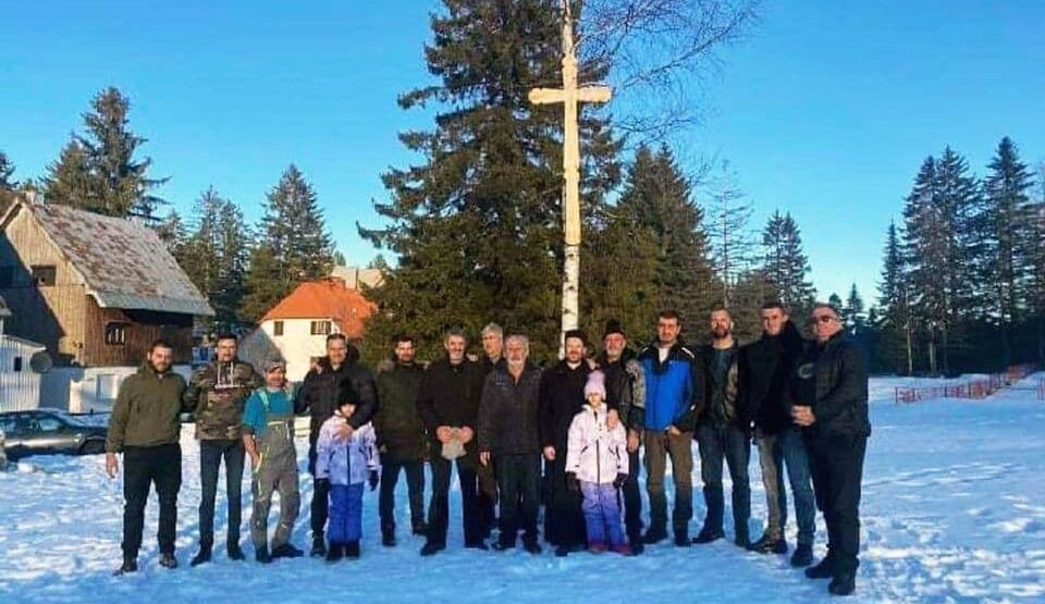 Žabljačani postavili drveni krst na mjestu budućeg hrama Srpske pravoslavne crkve