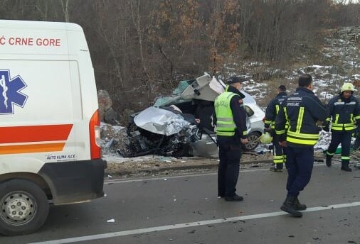 Saobraćajna nezgoda kod Nikšića: Povrijeđene tri osobe, saobraćaj obustavljen