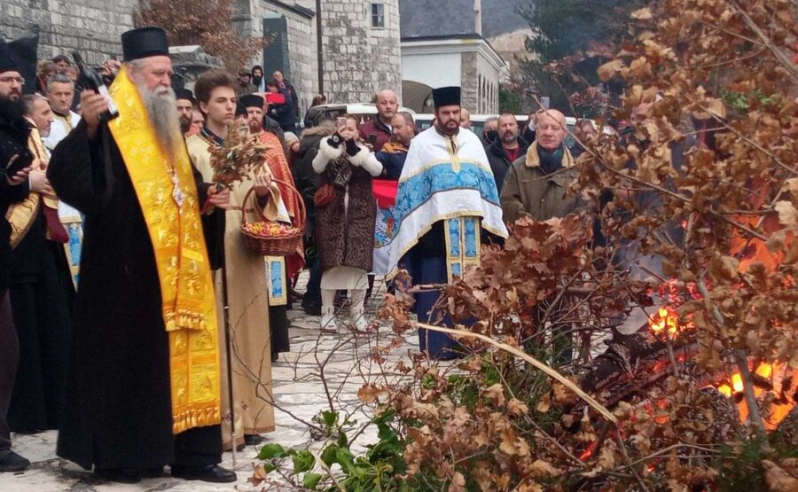 Uz prisustvo Joanikija nalagali badnjake ispred Cetinjskog manastira