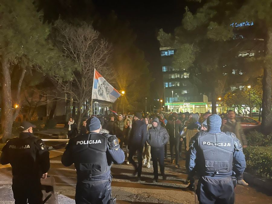 Video: Učesnici protesta ispred RTCG, Abazović se na kratko obratio okupljenima