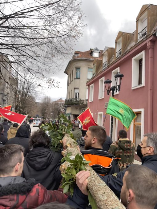 Nalaganje badnjaka na Dvorskom trgu na Cetinju uz crnogorsku himnu