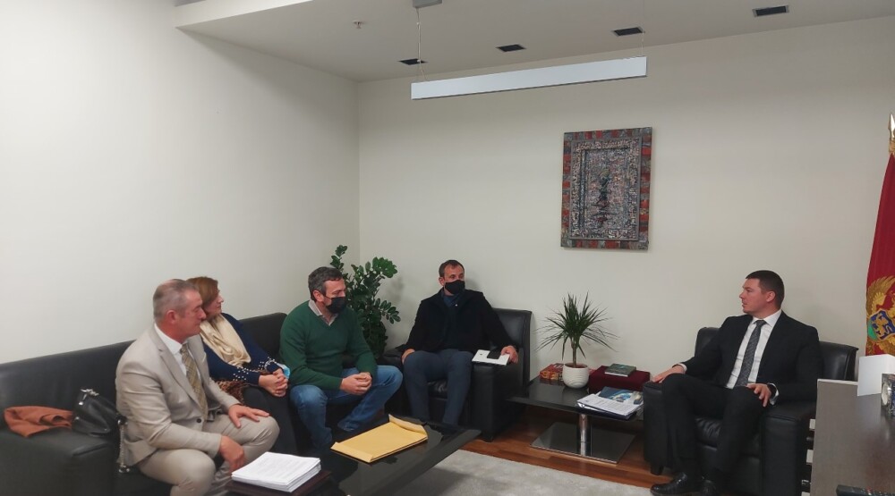 Razgovarali sa Adžićem o rješavanju problema realizacije projekta stambene zgrade zaposlenih u bezbjednosnim institucijama u Herceg Novom