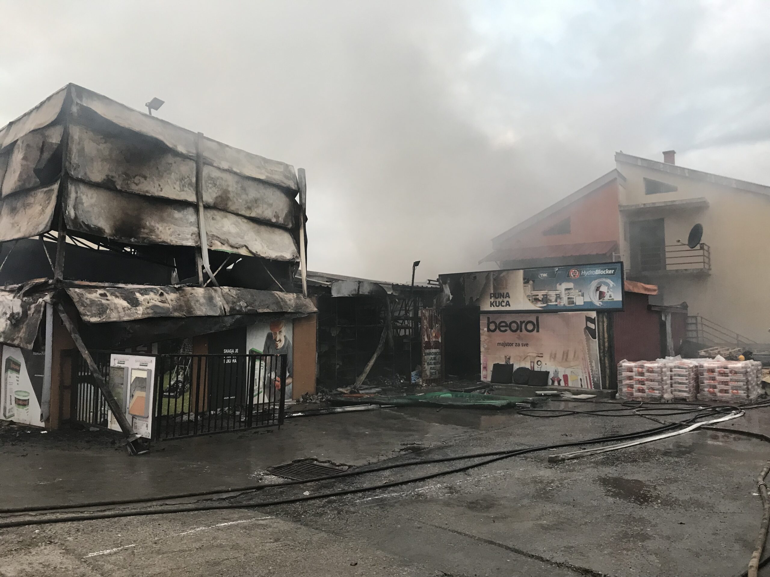 (FOTO i VIDEO) Lokalizovan požar u Gornjoj Gorici: Izgorjele dvije prodavnice i više pomoćnih objekata