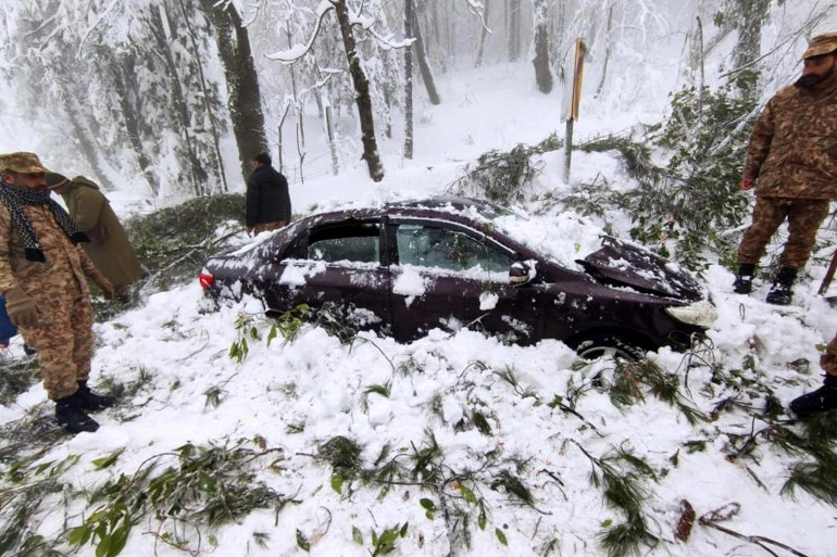 Najmanje 22 osobe preminule zaglavljene u automobilima prošle noći u Pakistanu