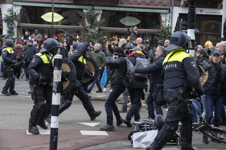 Protest u Amsterdamu zbog zatvaranja, hiljade ljudi na ulicama