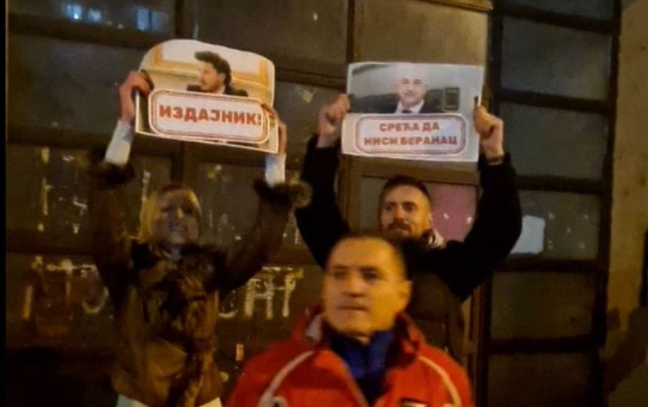 U Beranama protest ispred prostorija SNP, poručuju ‘Crna Gora biće blokirana’