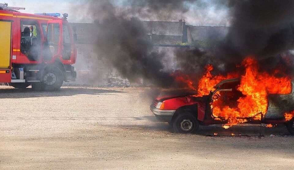 Ugašen požar nadomak Jaza, gorio mercedes