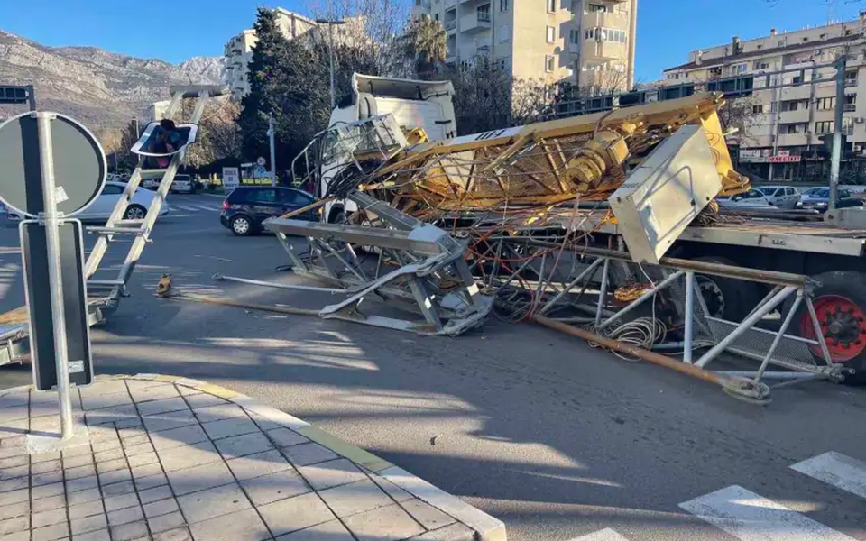 Bar: Kamion oborio kompletnu konstrukciju semafora