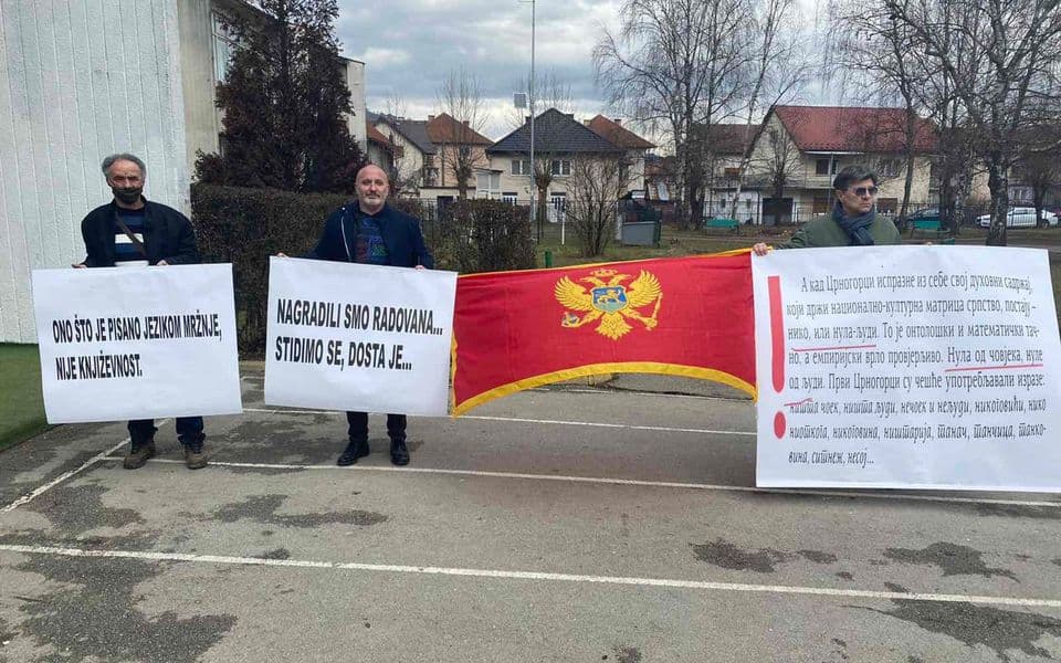 “Ostavite škole djeci”: Protest pred uručenje nagrade Mićoviću