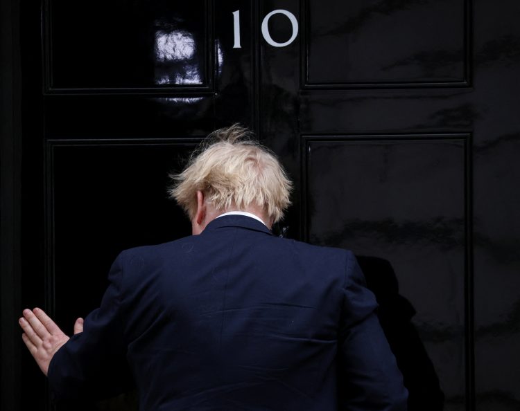Britanija uvodi sankcije protiv pet ruskih banaka i tri biznismena bliska Putinu
