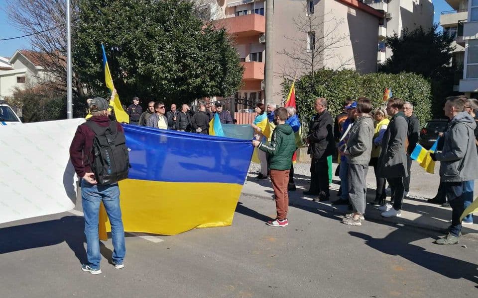 Protest ispred Ambasade Rusije u Podgorici: “Stop ruskoj agresiji”
