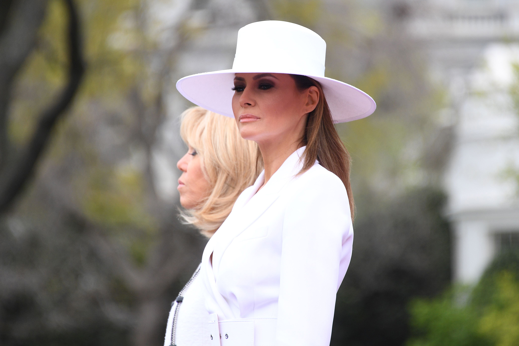 MELANIJA TRAMP PRODALA SVOJ BIJELI ŠEŠIR NA AUKCIJI I IZGUBILA 80.000 DOLARA