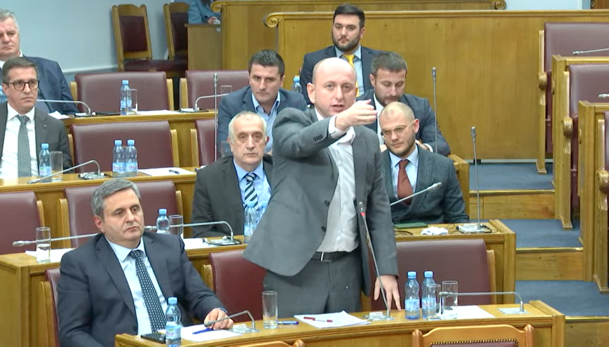 Knežević Nimanbeguu: Neće doći na Vaše makar ga kokotom orali
