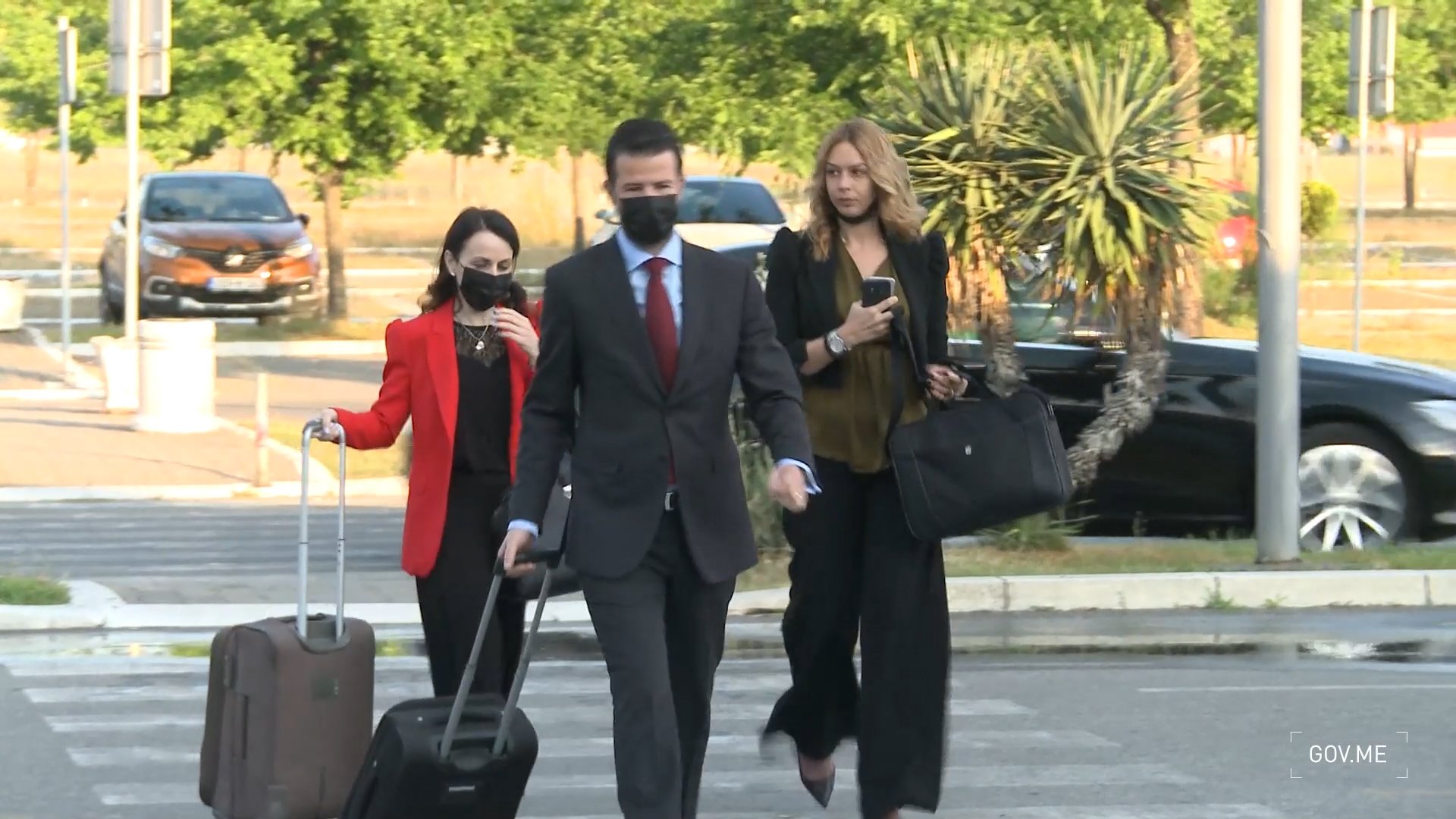 SA JEDNOG UGOVORA NA DRUGI: Milatović ponovo angažovao Beograđanku, dosad koštala državu 17 hiljada eura