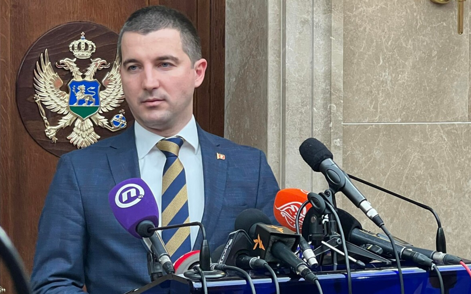 Bečić: Desila su se tri parlamentarna apsurda, očito ima zakulisnih radnji