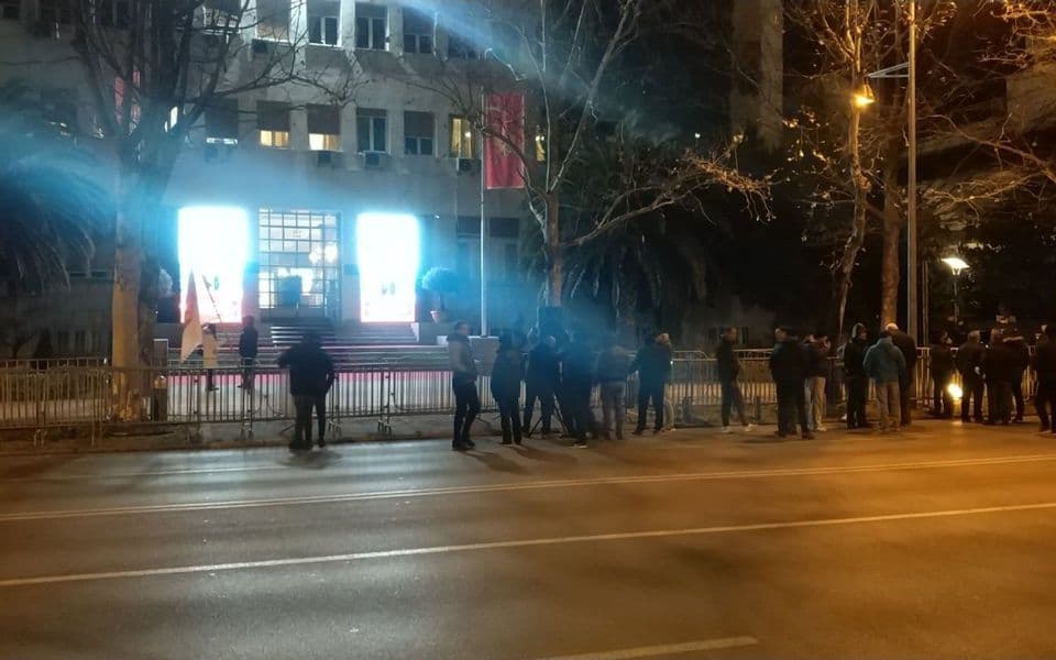 Nema protesta kod Hrama, mala grupa ljudi ispred Skupštine