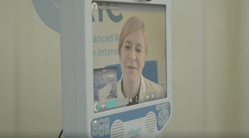 Ljekar iz Berlina uz pomoć robota pregleda pacijenta Kliničkog centra