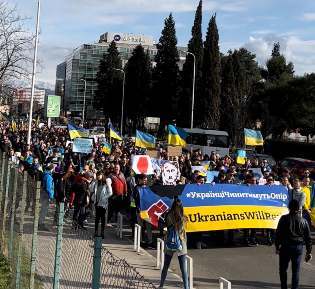 (Foto/Video) Novi skup podrške Ukrajini u Podgorici: Na stotine građana u mirnoj šetnji protestovalo protiv ruske agresije