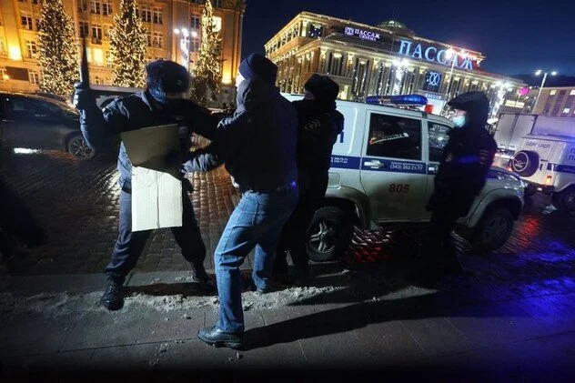 Širom Rusije protesti protiv rata u Ukrajini: Policija hapsi i tuče demonstrante