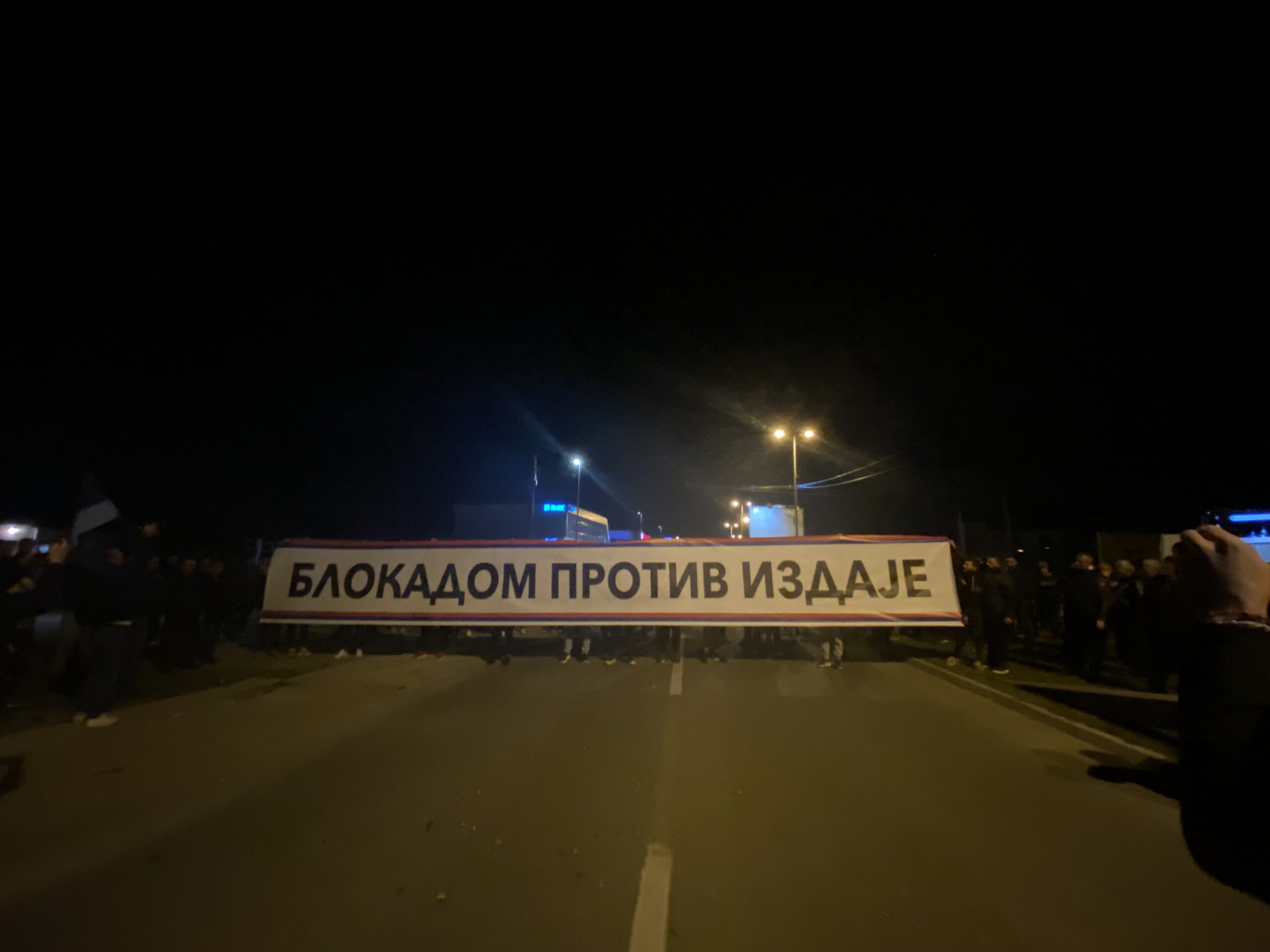 (FOTO/VIDEO) Završena blokada saobraćajnica u organizaciji DF-a: Poručeno da Bulajić neće zakazati sjednicu Skupštine, pjevali Abazoviću