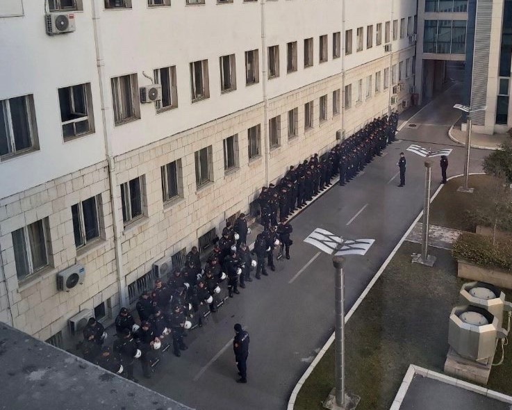 (Foto) Pojačano prisustvo policije i vatrogasaca oko zgrade Skupštine