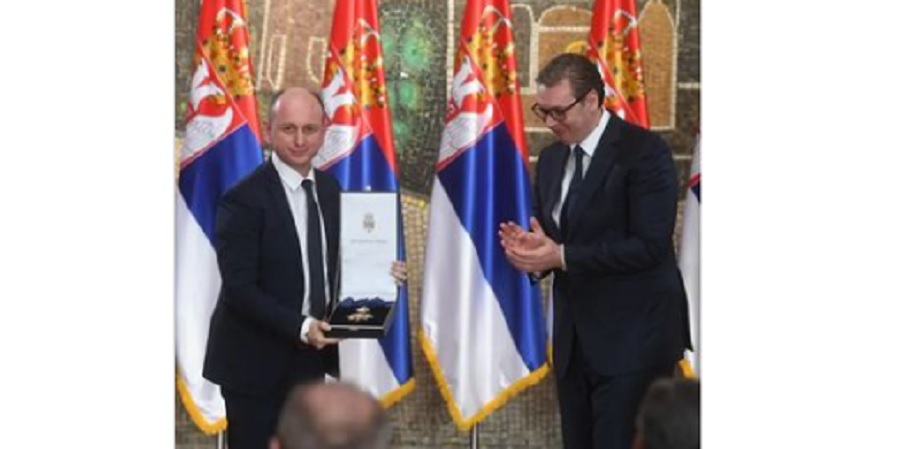 Vučić uručio Kneževiću orden srpske zastave prvog stepena