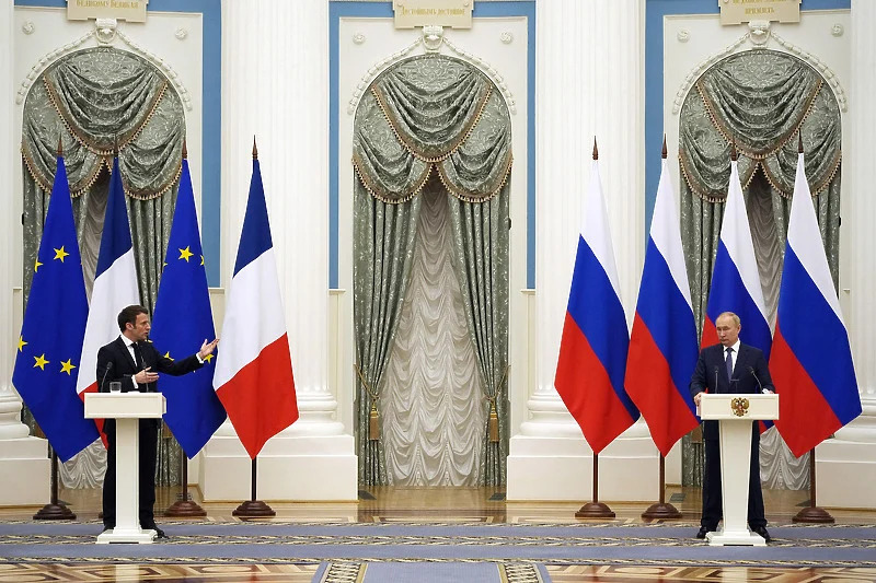 Putin držao Makrona na distanci tokom sastanka jer nije želio da se testira na koronavirus