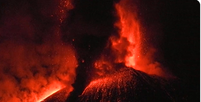 Probudio se vulkan Etna: Izbacivao pepeo i dim osam kilometara uvis