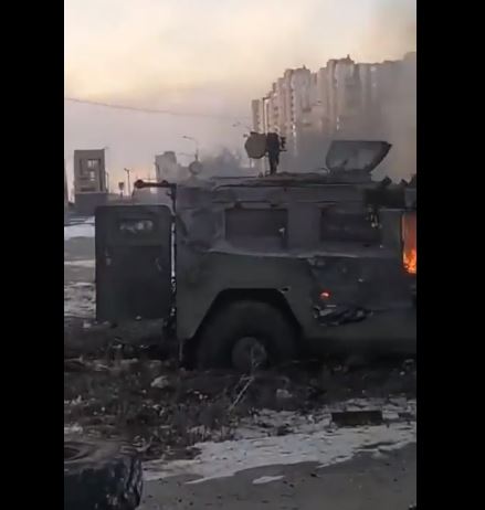 Snimci iz Harkova: Ruski vojni kamioni gore na ulicama