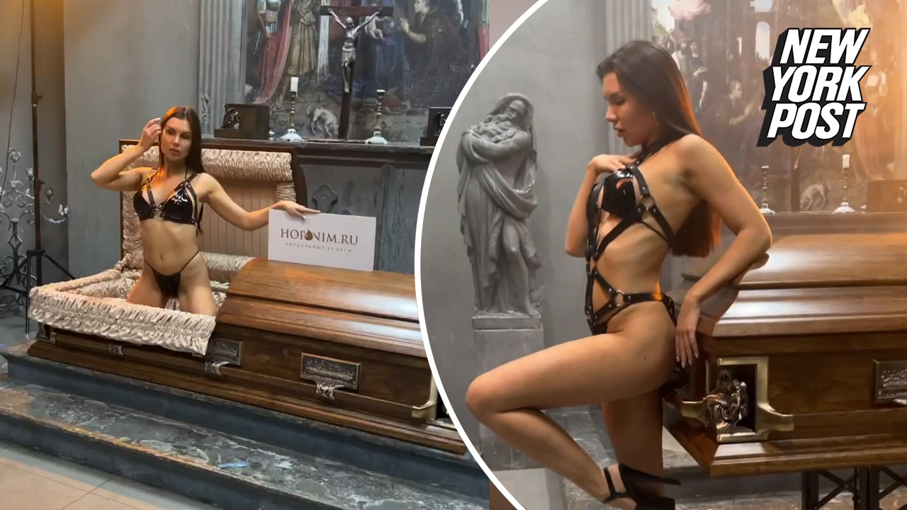 Svijet je poludio: Polugole manekenke reklamiraju mrtvačke sanduke