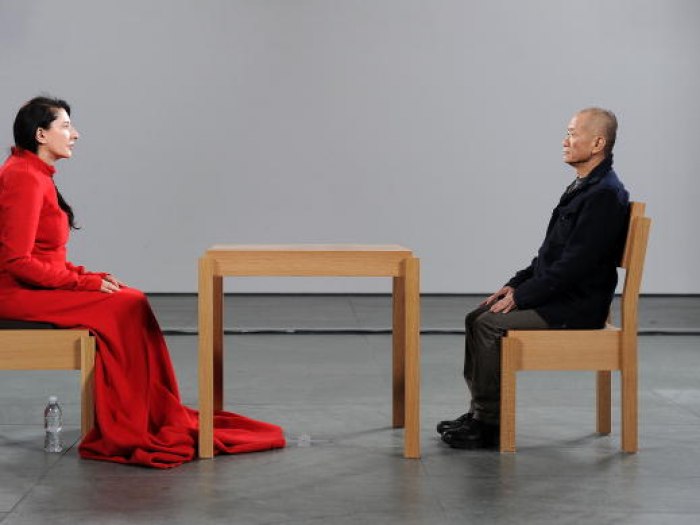 Marina Abramović ponovo izvodi performans “Umjetnica je prisutna” za pomoć Ukrajini