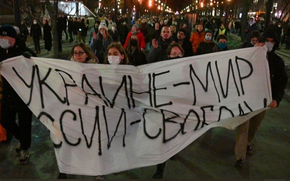 Direktor CIA: Na antiratnim protestima u Rusiji uhapšeno između 13 i 14 hiljada osoba
