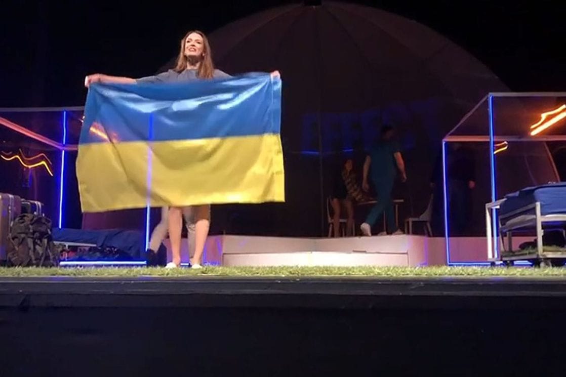 Nakon izvođenja predstave “The Effect” u CNP-u, glumica Marta Ćeranić raširila zastavu Ukrajine (VIDEO)