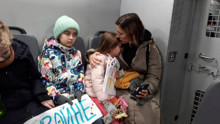 (VIDEO i FOTO) Suludi prizori iz Moskve: Putin sada hapsi i djecu zbog cvijeća za Ukrajinu