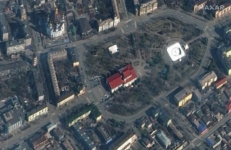 Ambasada Ukrajine: Ruski okupatori gađali pozorište u kojem je bilo 1.000 izbjeglica