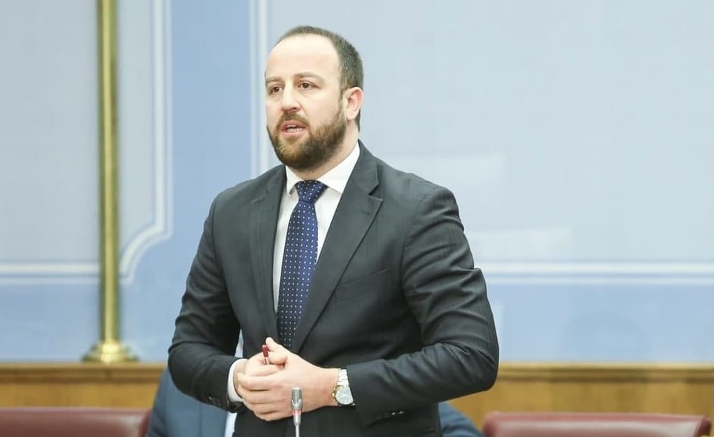 Nikolić: Crna Gora je paralizovana