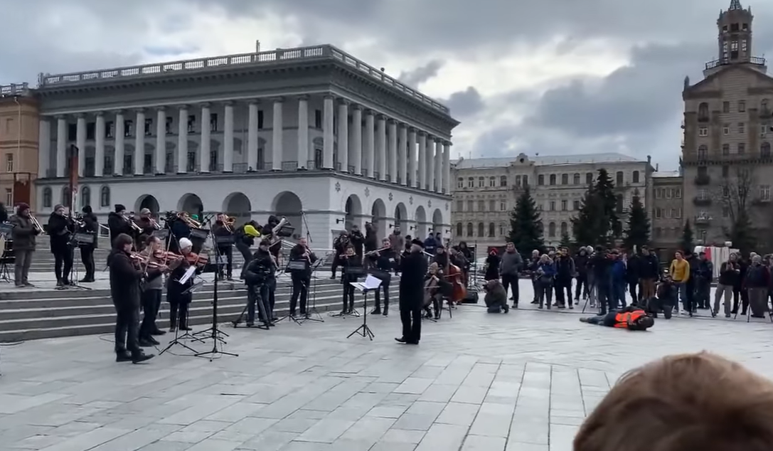 VIDEO: Dirigent izveo orkestar na kijevski trg, dok se ruske trupe približavaju gradu