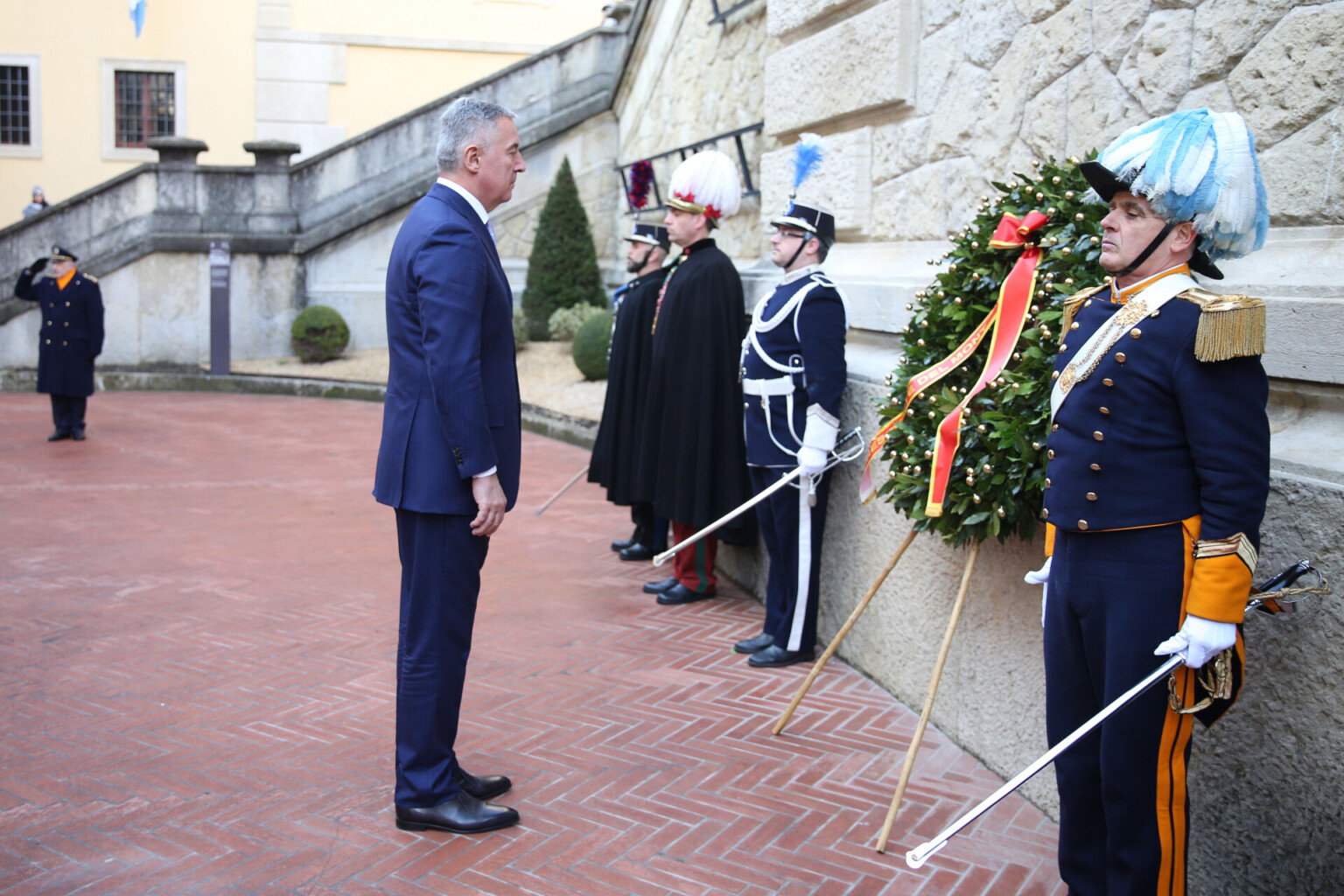 ( FOTO/VIDEO) Đukanović položio vijenac na spomenik dobrovoljcima u San Marinu
