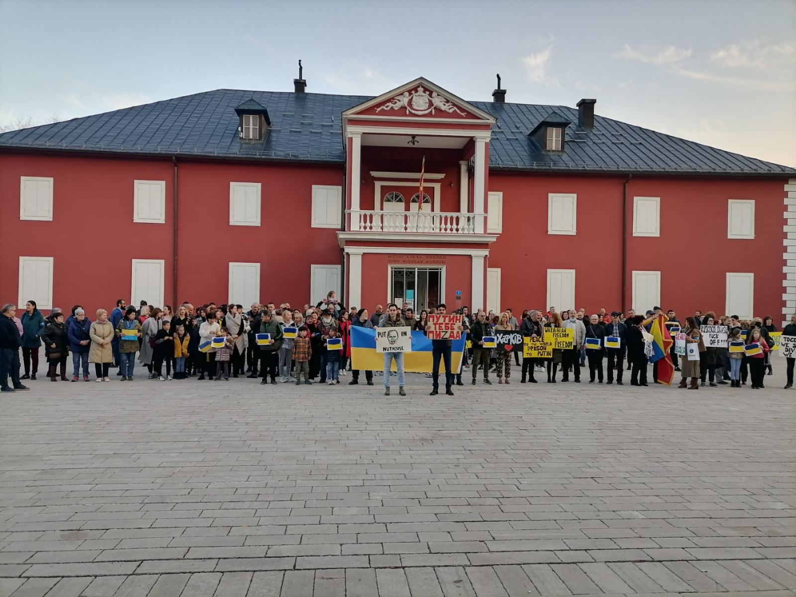 Cetinje i danas za Ukrajinu: Put Putin in Nuthouse