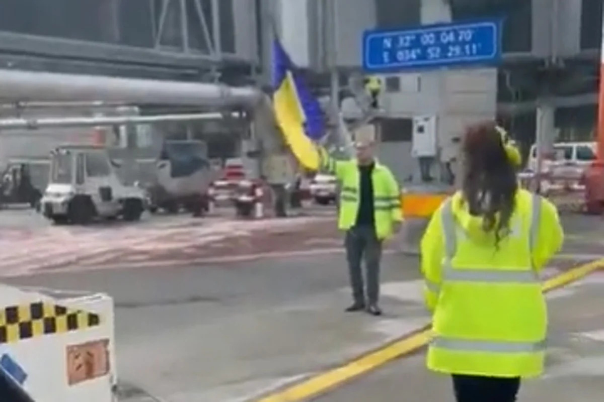 Zaposleni aerodroma u Izraelu dočekao ruski avion držeći zastavu Ukrajine