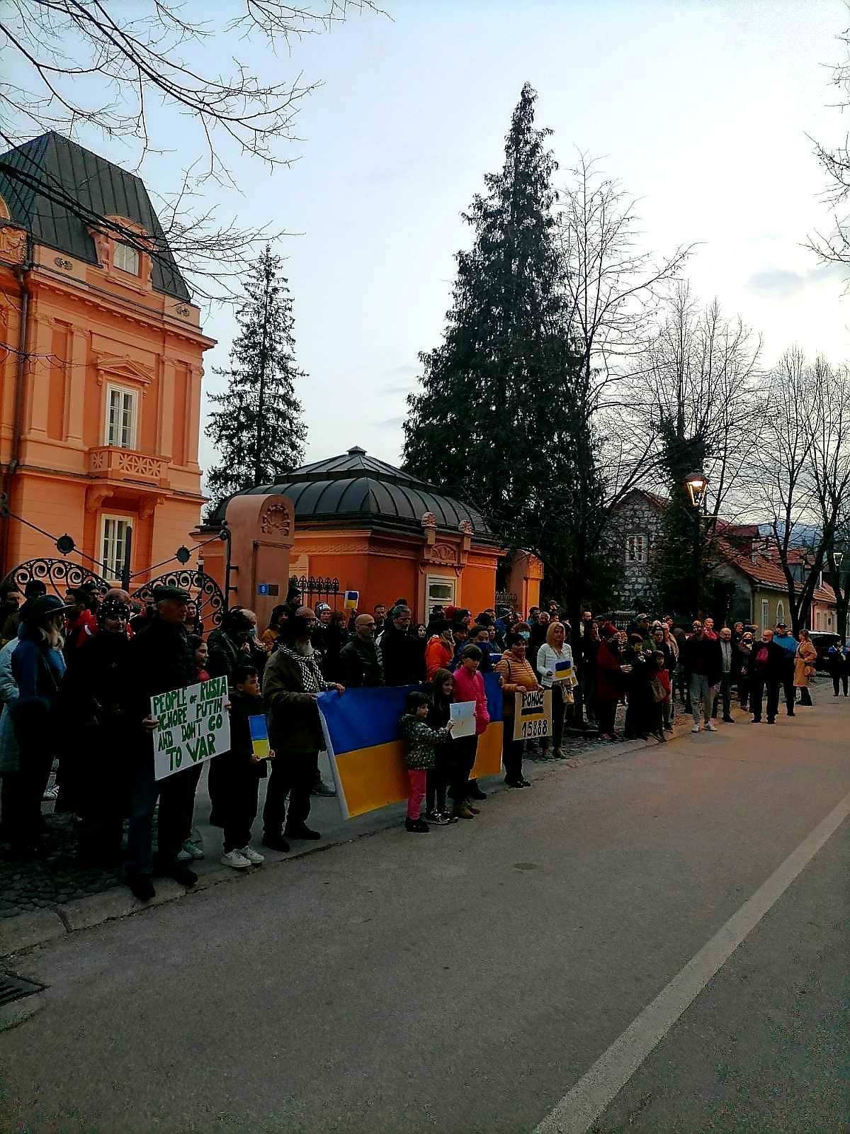Cetinje pozvalo na doniranje za Ukrajinu i poručilo ruskome narodu: Ignorišite Putina, ne idite u rat
