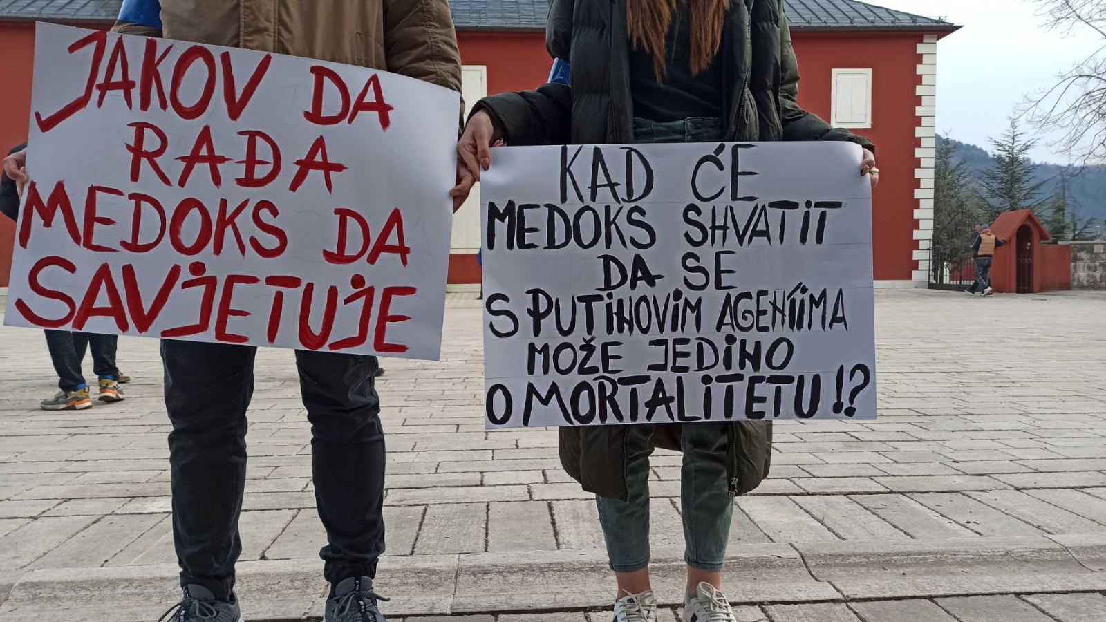VIDEO Na Cetinju večeras emotivno: Recitovali poeziju za ukrajinsku djecu