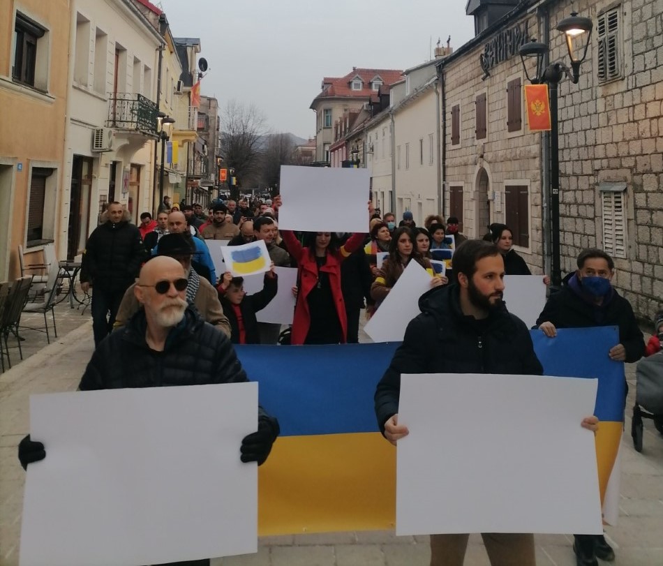 Cetinje i danas za Ukrajinu: Transparenti bez poruka za žrtve Putinove cenzure