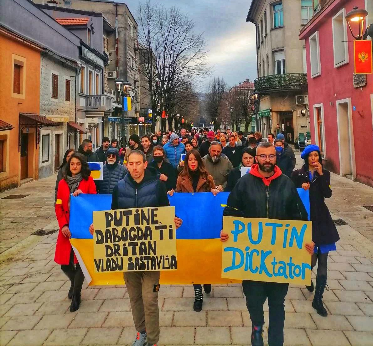 Cetinje ne odustaje: Danas transparent – Putin DICKtator