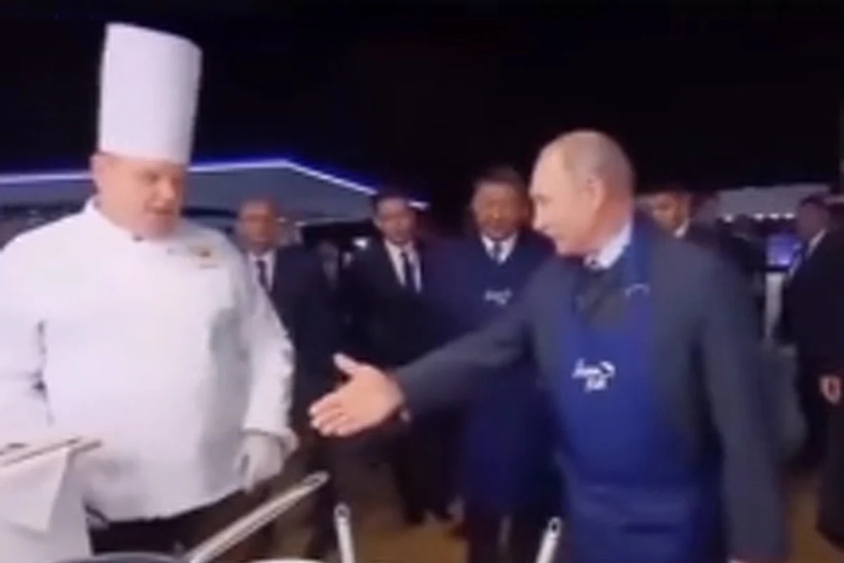 Snimak u kojem se ljudi odbijaju rukovati s Putinom postao hit na internetu