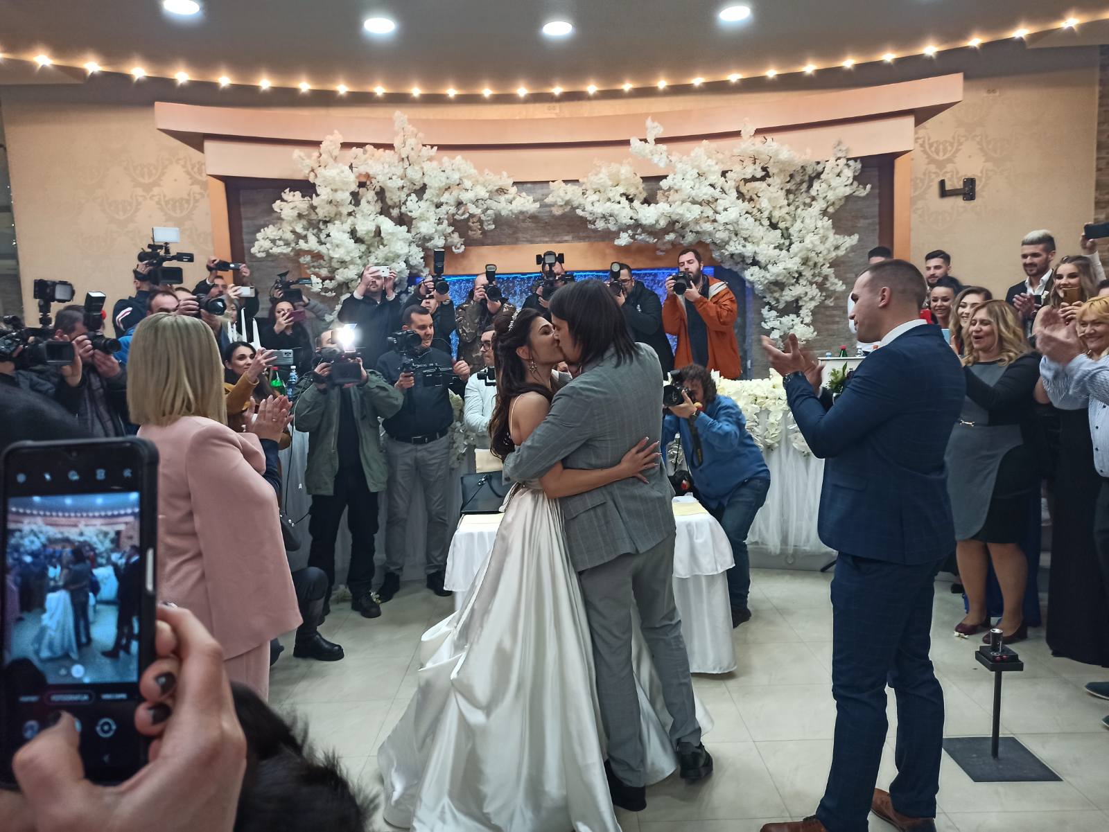ACA LUKAS OŽENIO SINA: Otpjevao mu pjesmu za prvi ples, pa sa kolegama napravio nastup za pamćenje (FOTO)