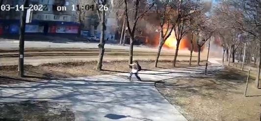 (VIDEO) Užas u predgrađu Kijeva: Raketa pogodila trolejbus!