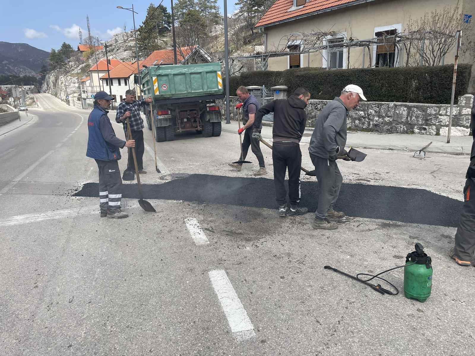 Sanacija udarnih oštećenja na saobraćajnicama u Prijestonici