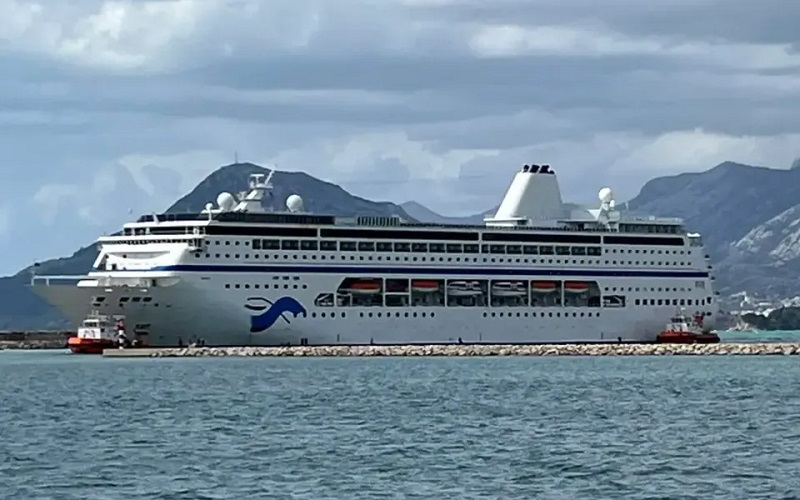Kruzer pod zastavom Bahama uplovio u Bar