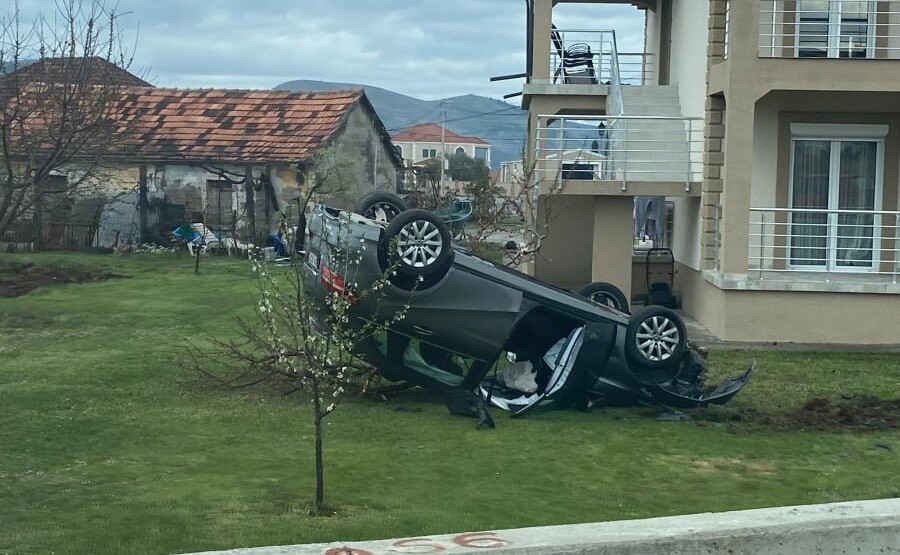 Automobil završio na krovu u dvorištu kuće u Golubovcima, jedna osoba povrijeđena